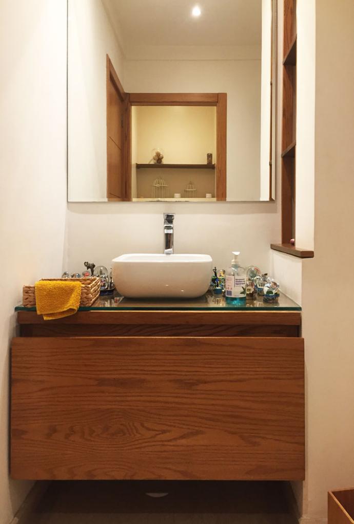 Le miroir est toute hauteur toute largeur, ça évite de mettre du carrelage sur une petite surface autour plan-vasque-sur-meuble-bois-et-verre